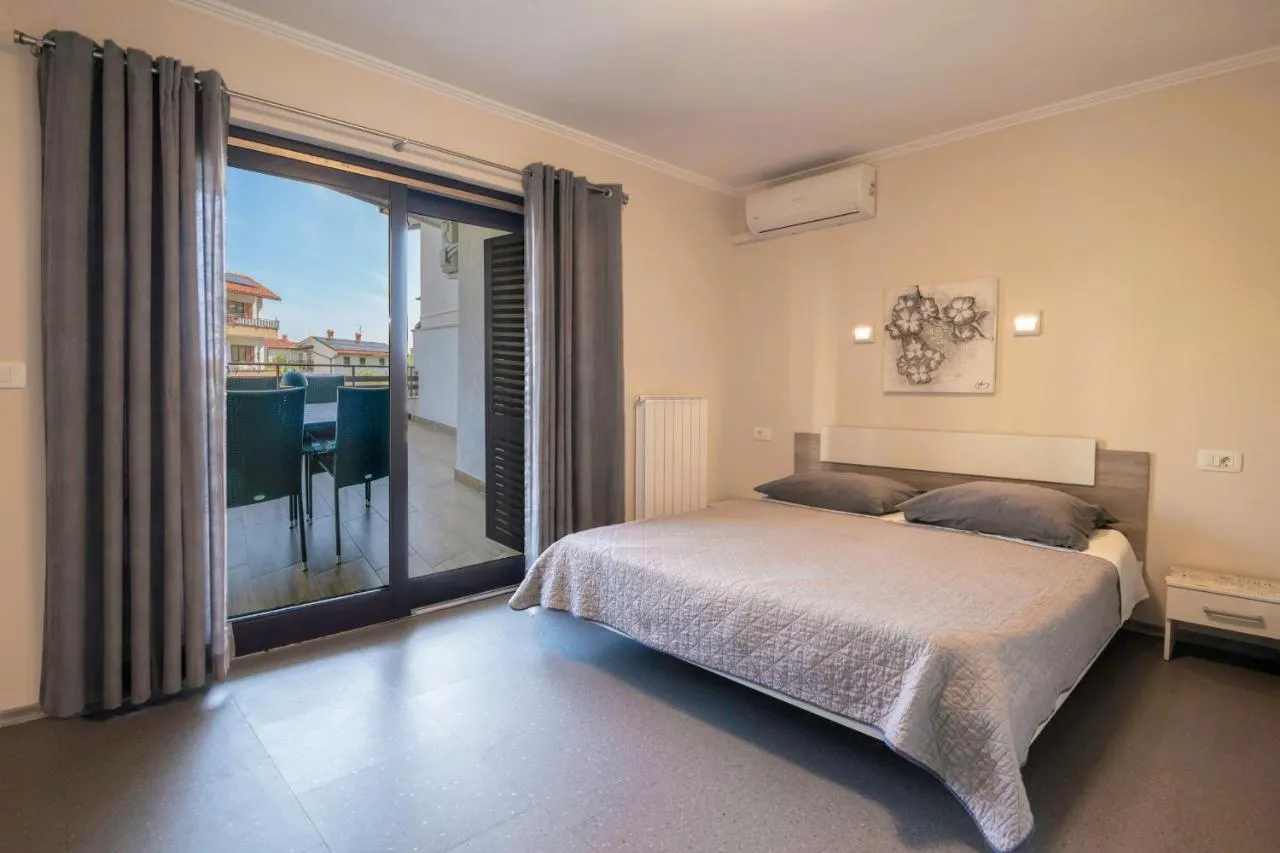 Spalnica z zakonsko posteljo in vrati na balkon
