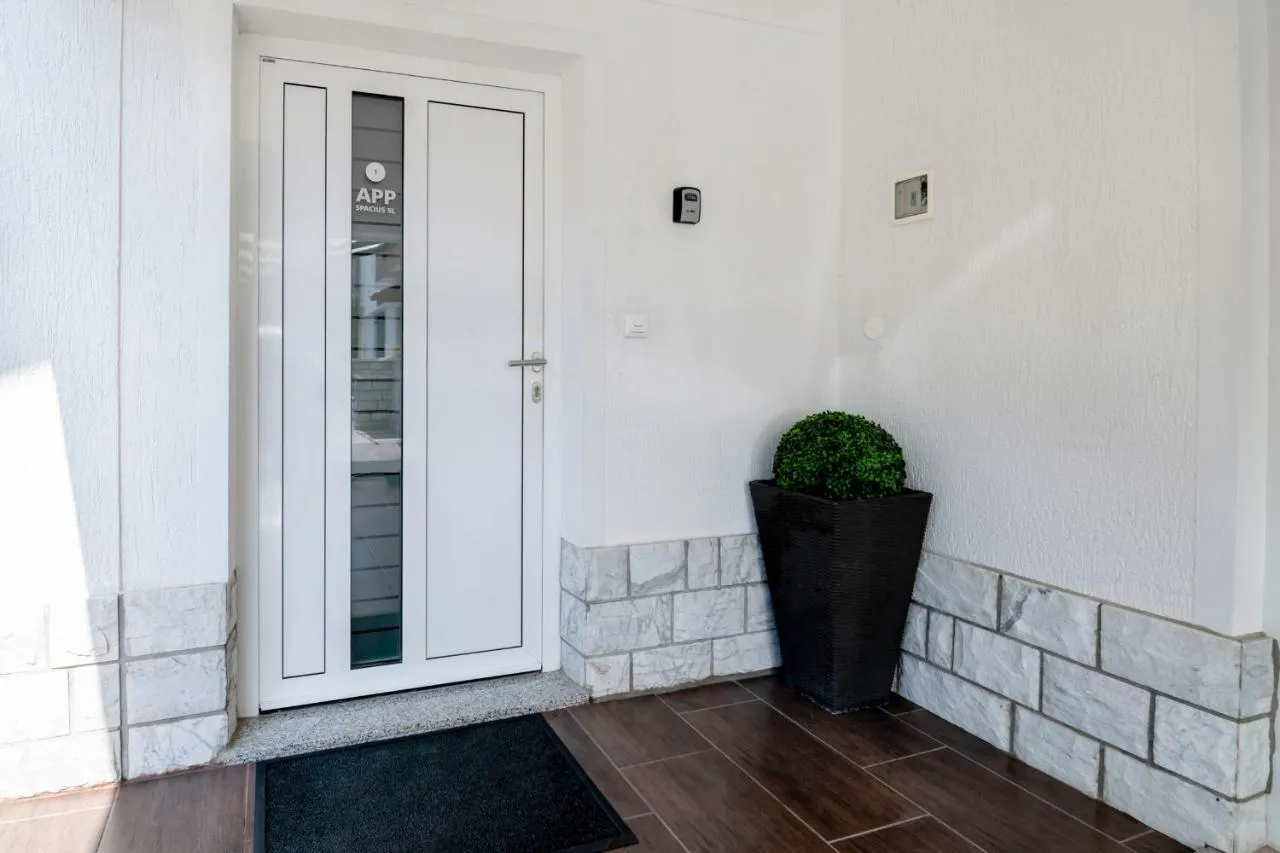 Vhodna vrata apartmaja