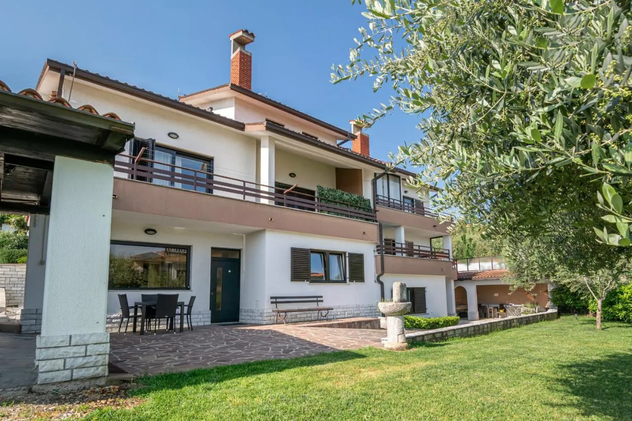 Bela hiša Villa Lili s terasami in vrtom z oljkami
